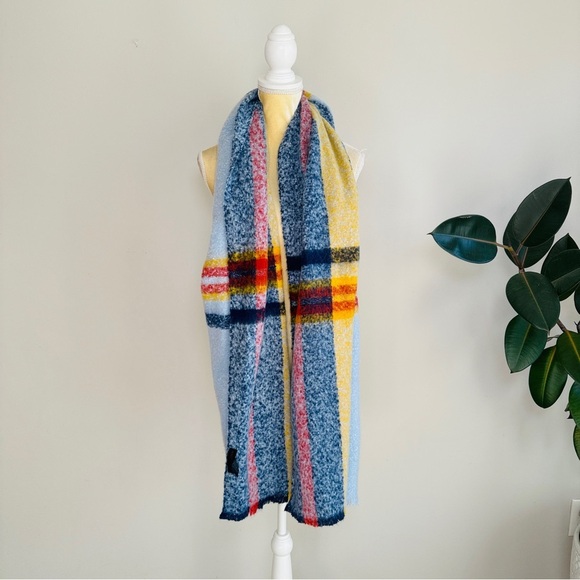 Steve Madden soft large plaid pashmina/ wrap scarf - Picture 4 of 6